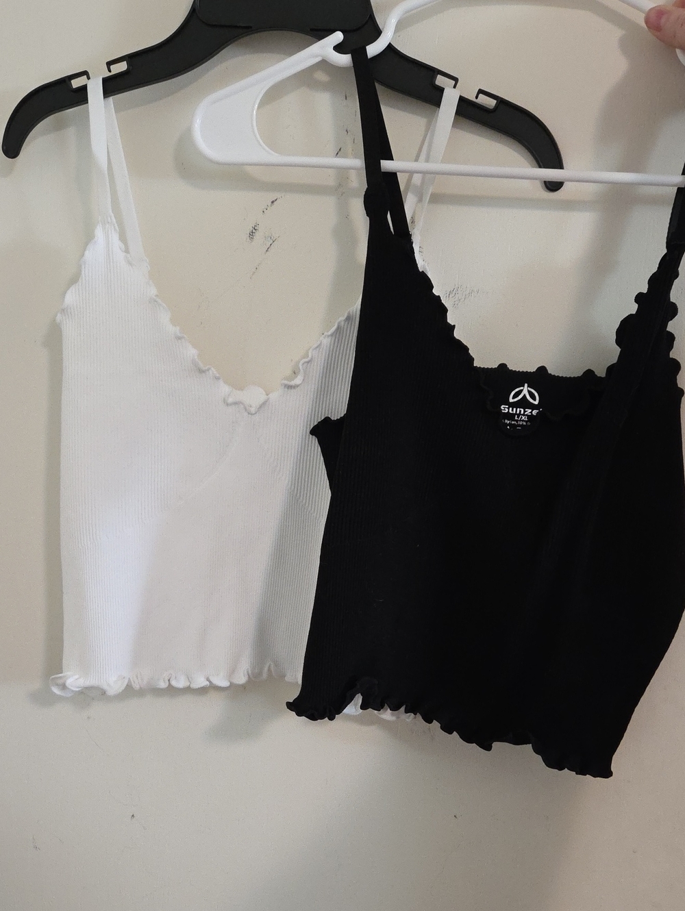 Sunze Ribbed Lettuce-Edge Camisole - Black & White